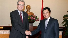 Foreign Minister receives former Australian diplomat  - ảnh 1